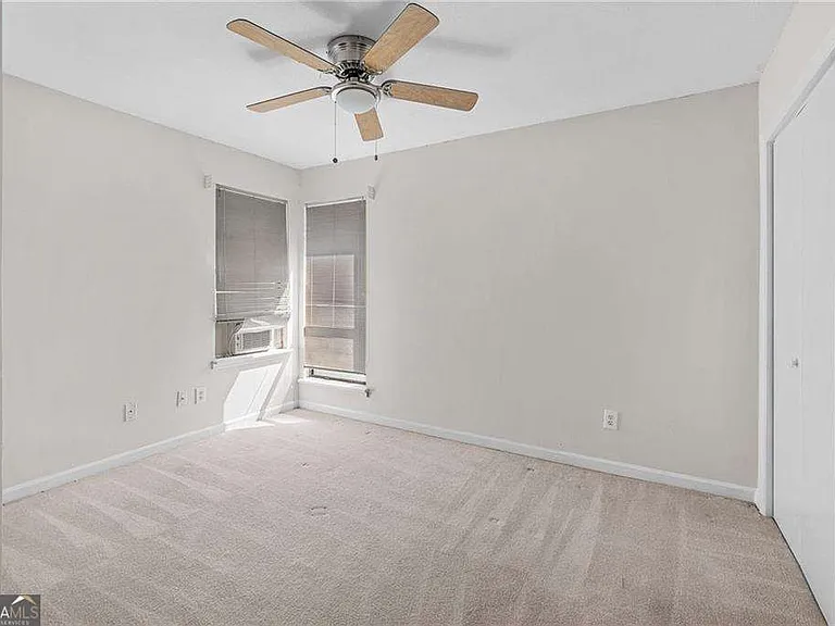 990 Chapman Ln — Photo 6