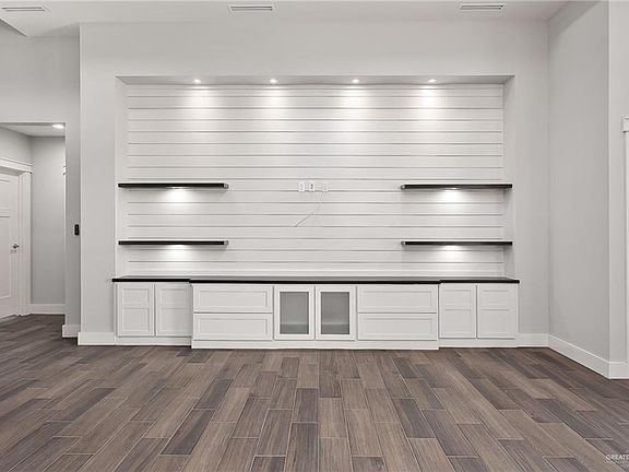 3rd image of 5613 Oriole Ave