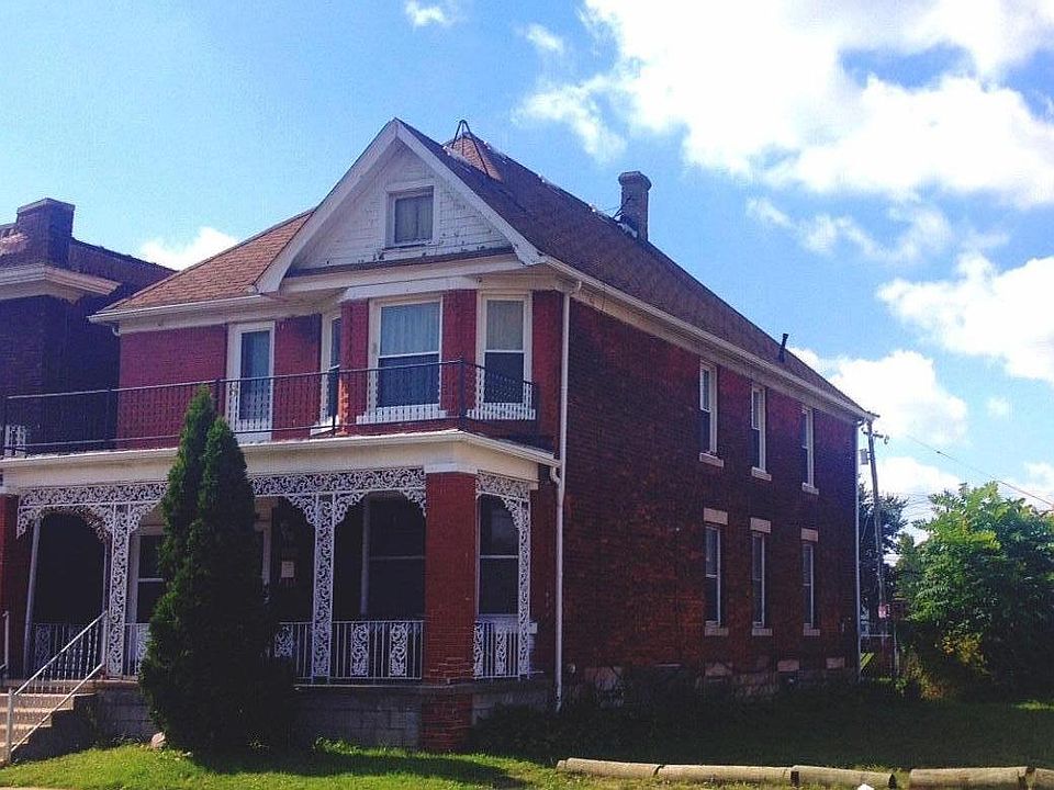 Front of house + lot