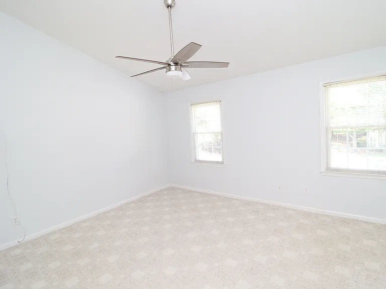 240 Beechtree Dr — Photo 32