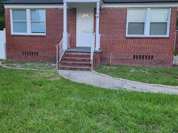 1340 River Hills Cir E, Jacksonville, FL 32211