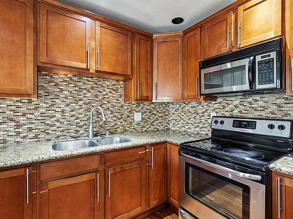 5th image of 10410 NE 32nd Pl APT D103