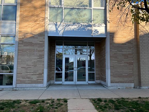 2nd image of 1550 W Cornelia Ave APT 402