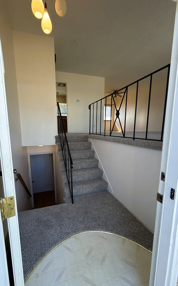 2 Entry - 582 Carina Dr