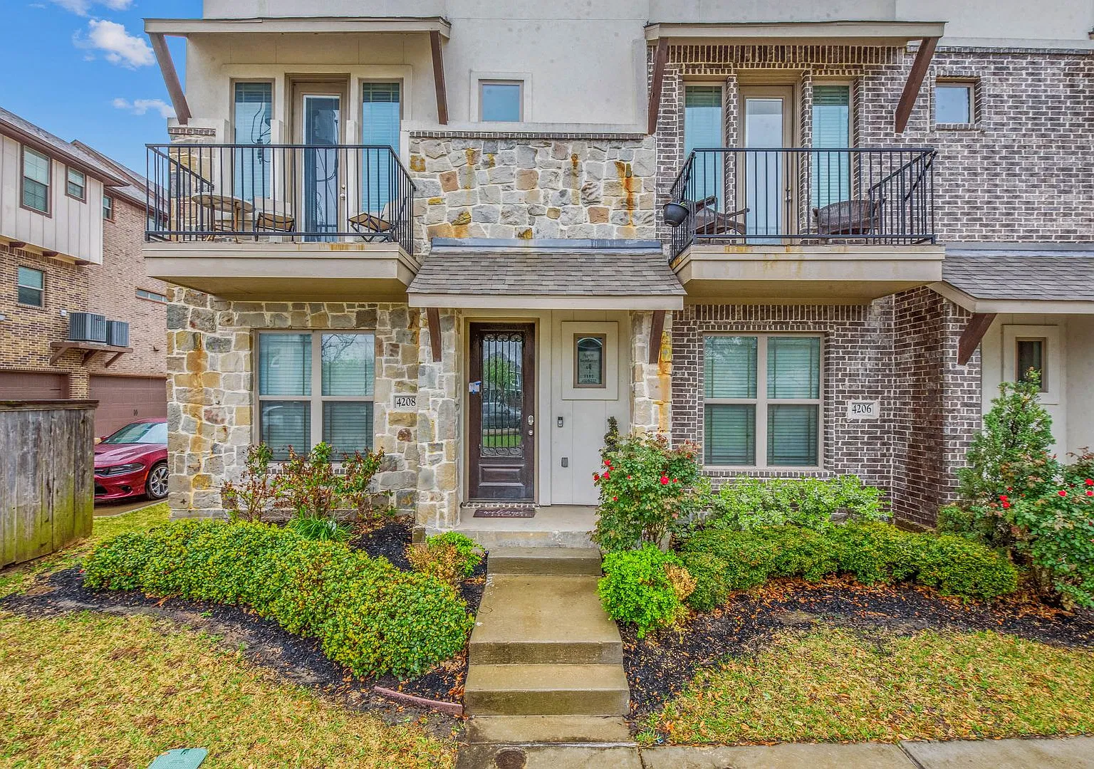 June 2027! 4 Bed/4.5 Bath Fully Furnished Townhome Behind Northgate! — Photo 1