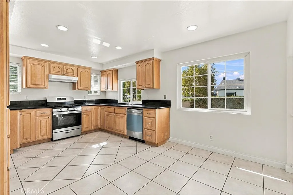 4 bed, 1890 sqft, $4,500 — Photo 3