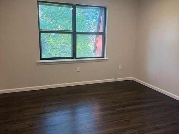 5th image of 910 N Oaks Blvd