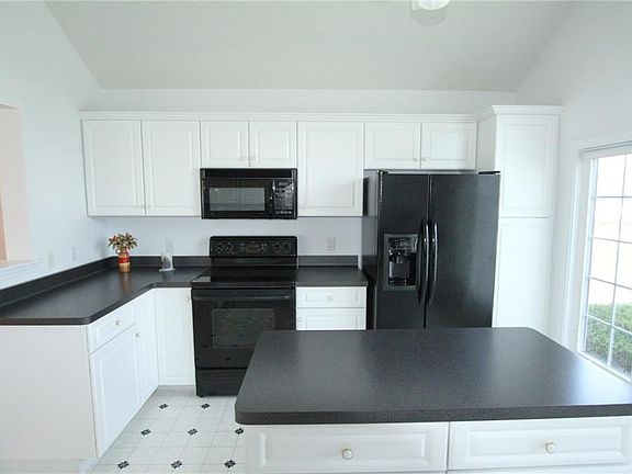 4th image of 39 Foxtail Ln