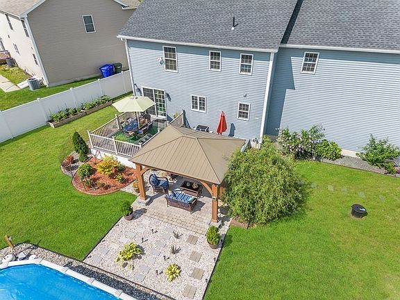 5th image of 260 Naismith St