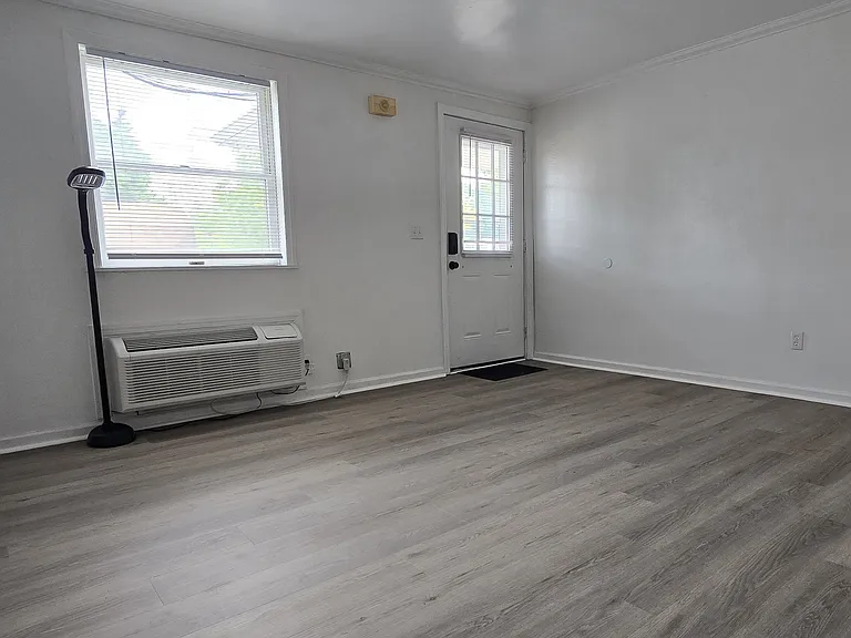 408 1st St #5 — Photo 2
