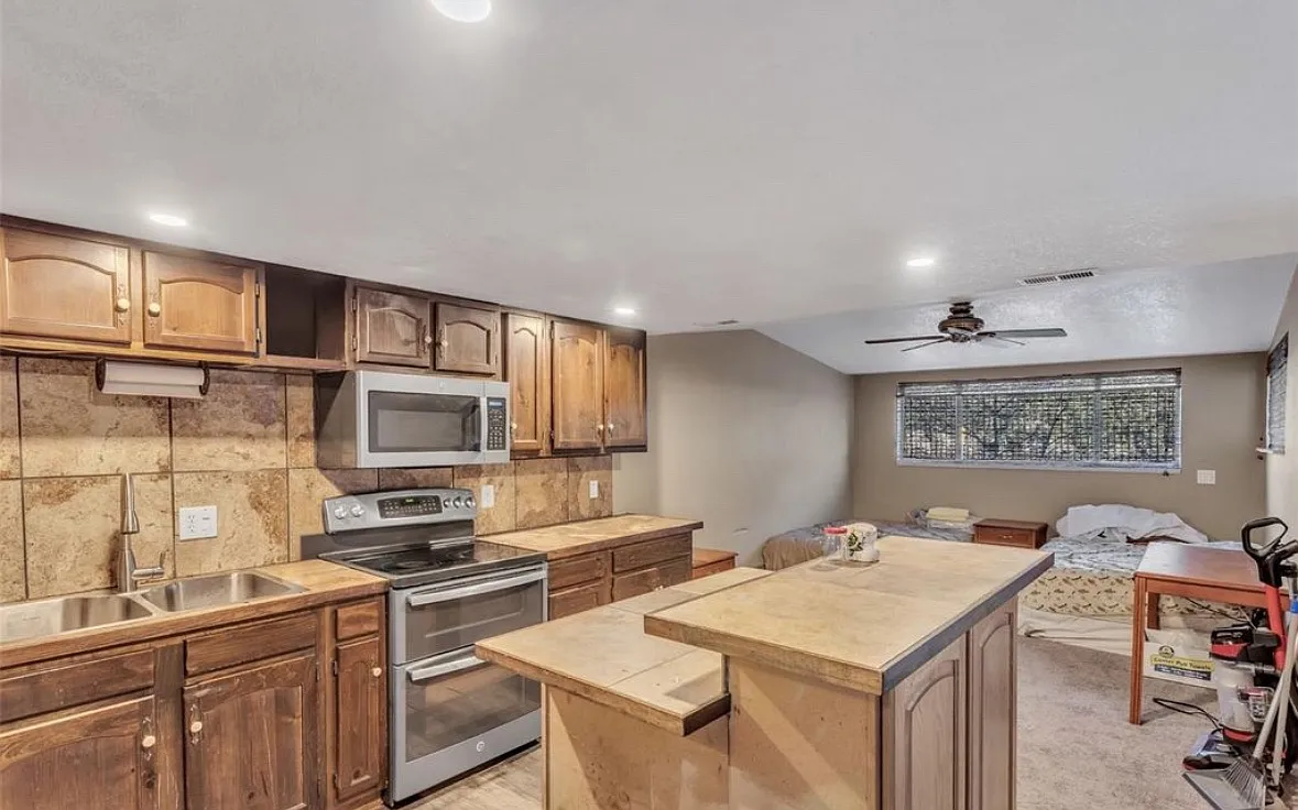 2 bed, 784 sqft, $1,600 — Photo 1