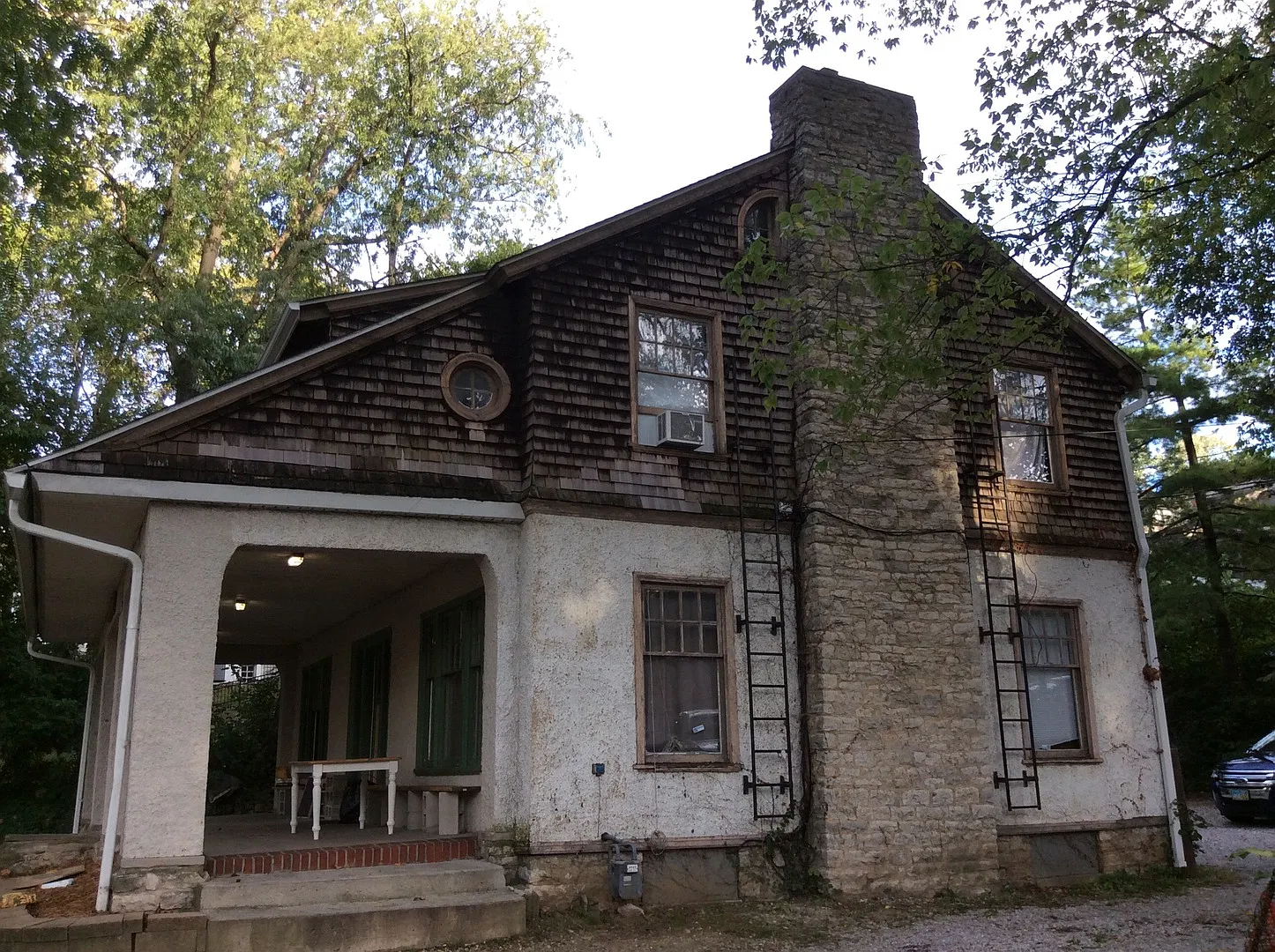 6 bedroom 2 full bath single family home with yard — Photo 4