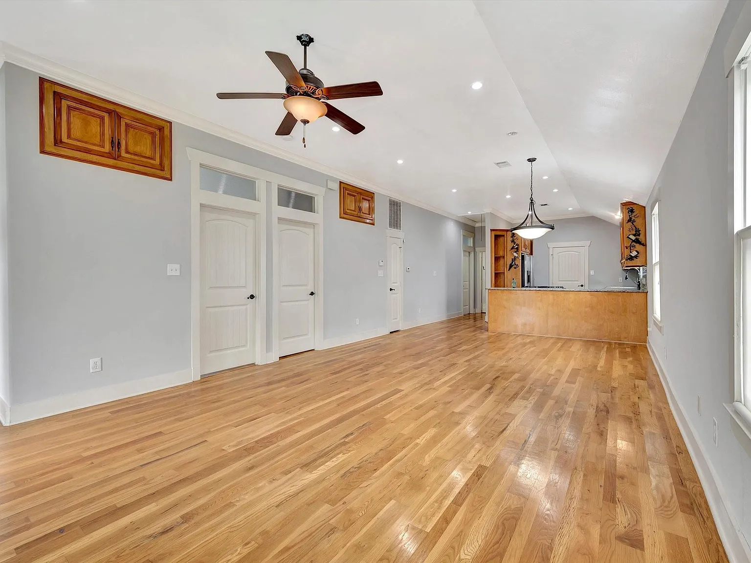 3 bed, 2.0 bath, 1302 sqft, $3,300 — Photo 3