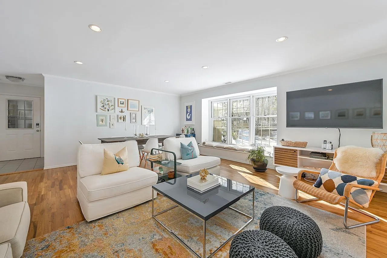 Silver Beach Traditional with Pool — Photo 4