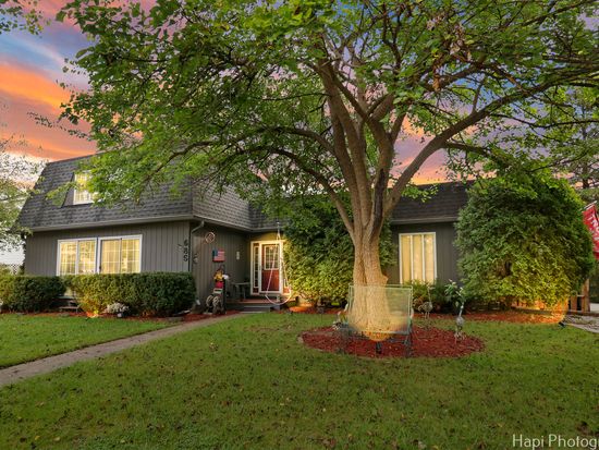 685 Garys Dr, Antioch, IL 60002