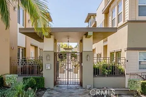 3 bed, 2.5 bath, 1600 sqft, $4,300 — Photo 2