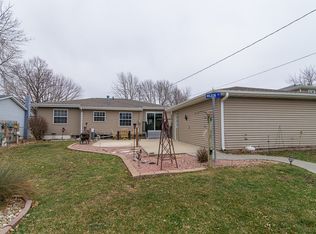 1069 Cress Pkwy, Hiawatha, IA 52233
