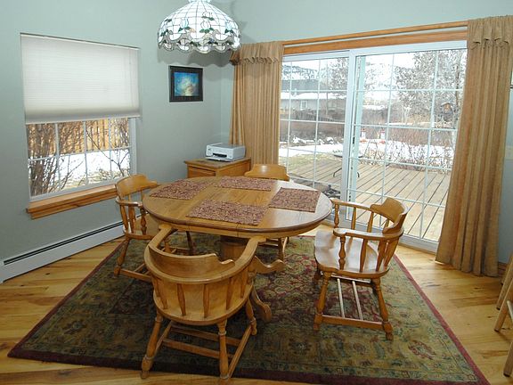 Bright & open dining area