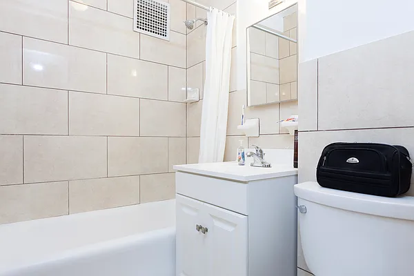 Rented by Mdrn Residential | media 9