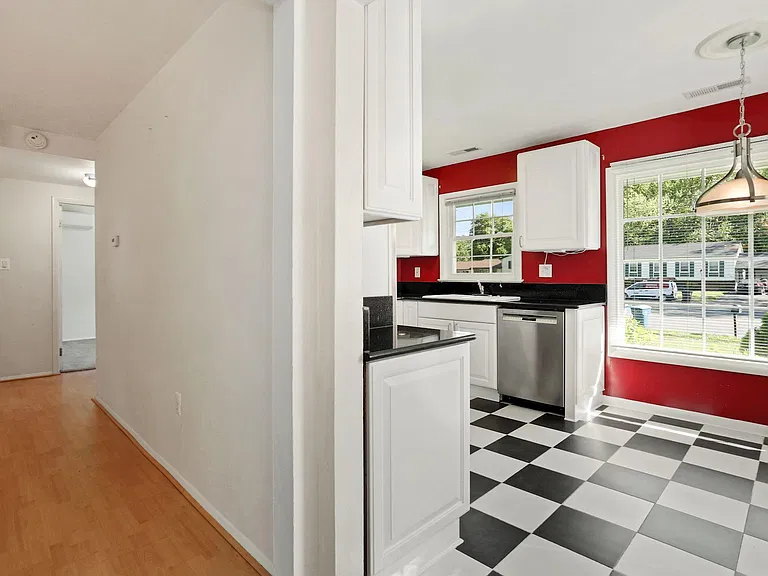 4903 Shirley St — Photo 2