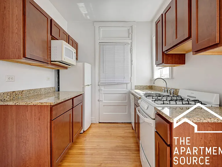 4402 N Rockwell St #3 — Photo 1
