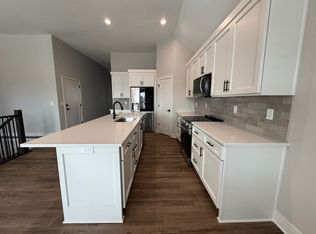 1408 SW Winthrop Ter, Lees Summit, MO 64081