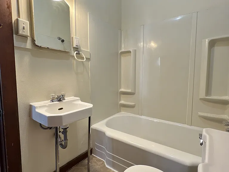 1260 University Ave #1 — Photo 6