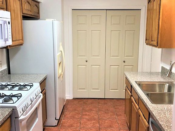 3rd image of 1309 Somerset Dr