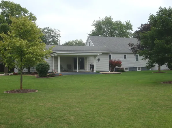 432 N 2nd St, Cissna Park, IL 60924
