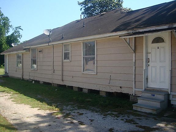 Drive way with both unit entrances.