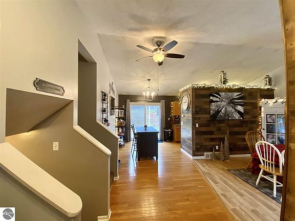 3rd image of 458 Sierra Dr