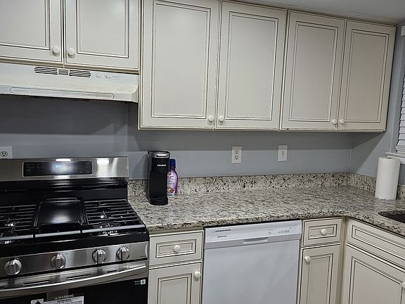 3rd image of 2124 Palmyra Dr SE