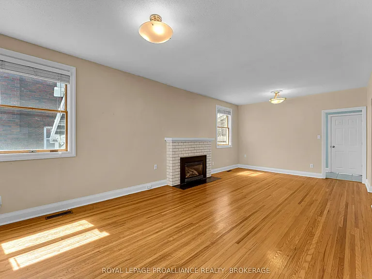 524 College St — Photo 10
