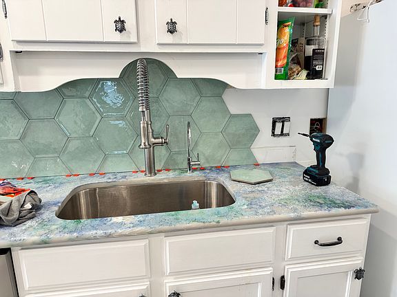 New quartz countertops, backsplash, sink & kitchen floor in 2025 !