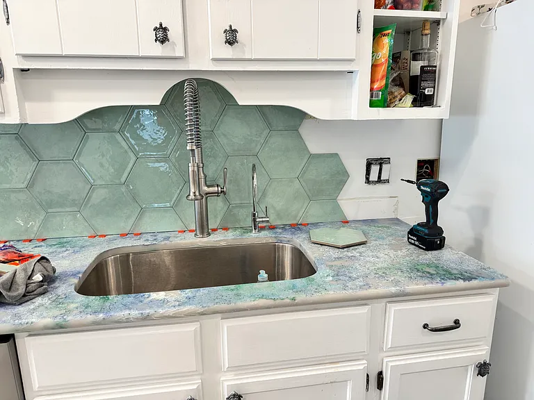 New quartz countertops, backsplash, sink & kitchen floor in 2025 !