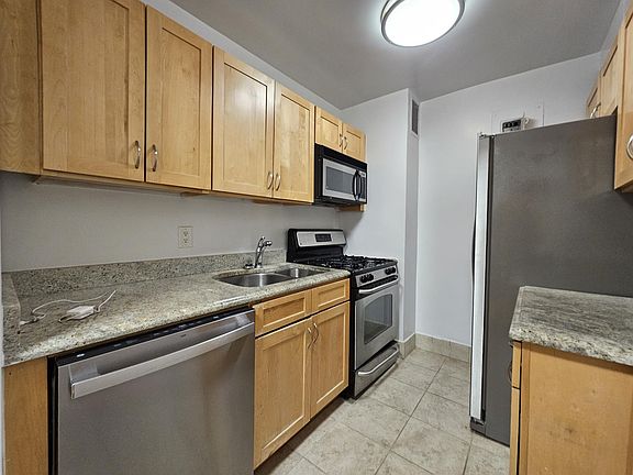 3rd image of 301 E 47th St APT 9K