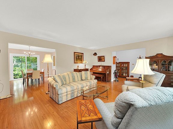 4th image of 834 Liberty Bell Ln