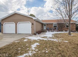 104 N Delane Dr, Heyworth, IL 61745