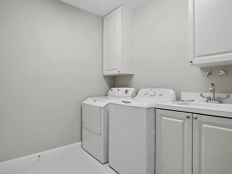 37 Harbour Isle Dr E #106 — Photo 33
