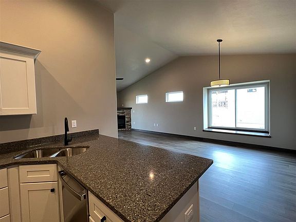 4th image of 715 Creekside Dr