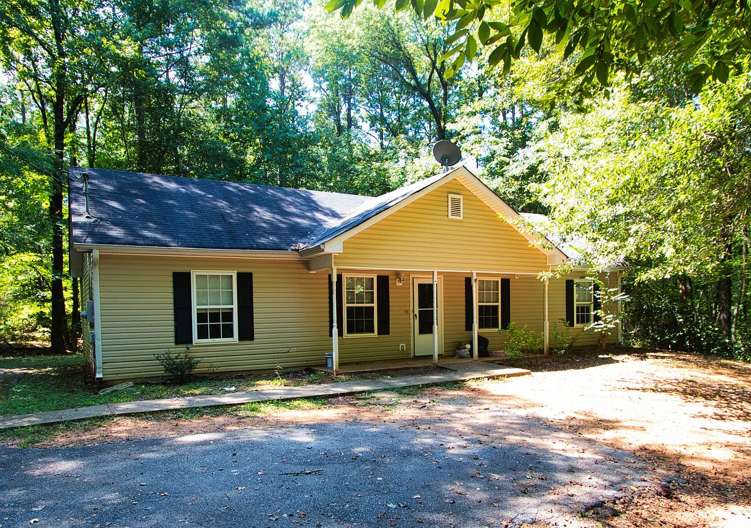 New Listing! 3 Bedroom 2 Bathroom Ranch in Covington! — Photo 1