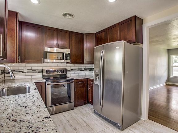 5th image of 2621 W Walker St