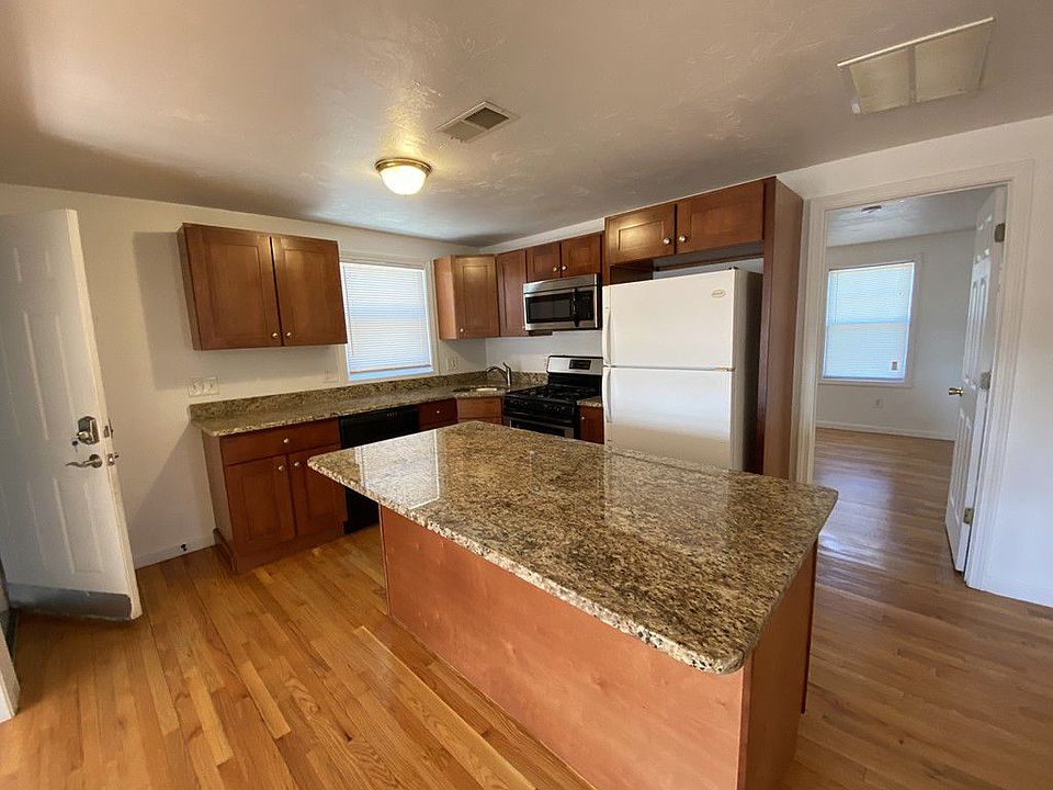 1st image of 830 Pleasant St #1