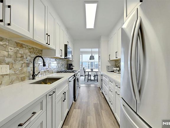 2nd image of 6 Horizon Rd #2209