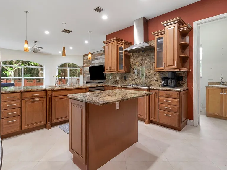 6301 SW 58th Ct — Photo 33