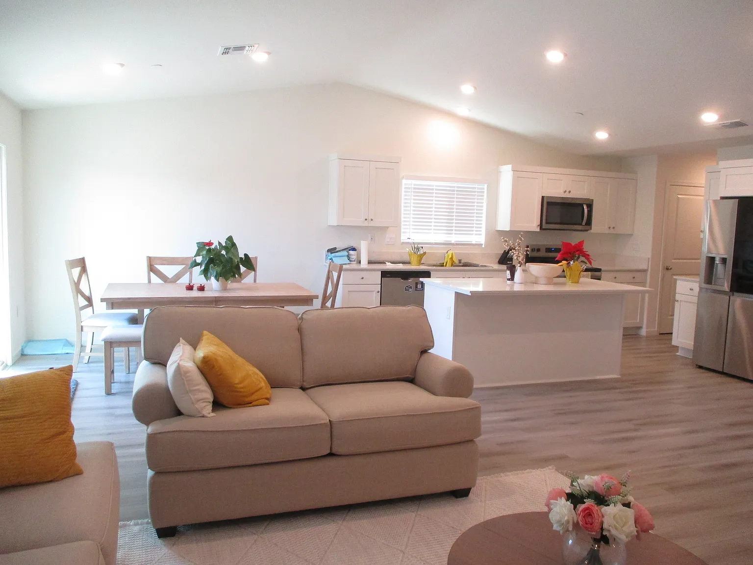 5 bed, 2500 sqft, $3,300 — Photo 2
