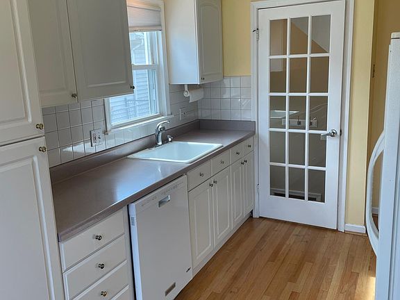 3rd image of 3095 Buckingham Ave