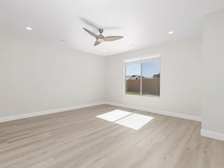 419 S 2250 W — Photo 19