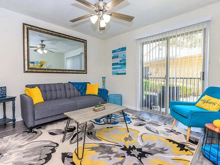 HollyView Apartments — Photo 14