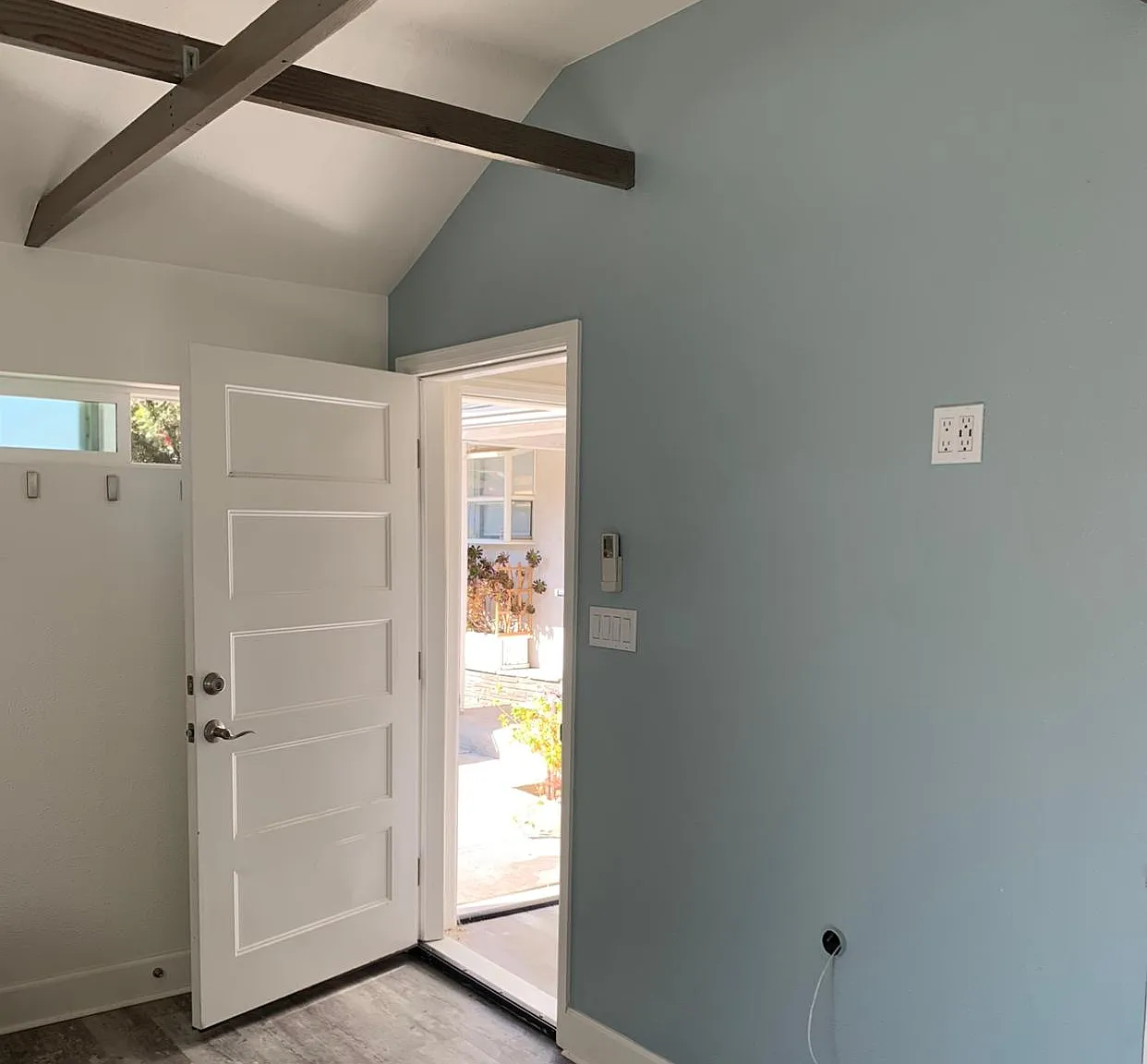 17461 Keswick St — Photo 3